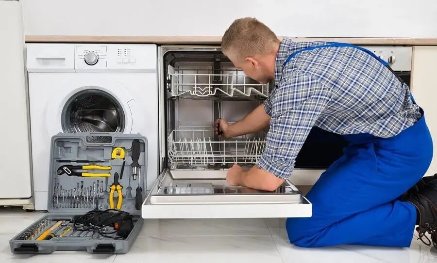 İzmit Warmhaus servisi teknisyen ekibi beyaz eşya tamiri yaparken